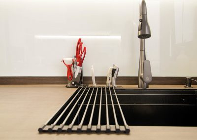 Customized carpentry works to maximize storage space yet allowing lots of living space throughout the entire home with a hidden workstation tucked into the corner of the living room. With a mix of neutral tone laminates, soft furnishing and well placed lightings iluminates the entire area and brings about a cosy tone to the enviroment.